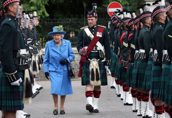 Mais il s'était déjà fait remarquer avec Elizabeth II. 
La reine Elisabeth II d'Angleterre a officiellement commencé ses vacances à Balmoral, Royaume Uni, le 6 août 2018, avec une cérémonie militaire d'accueil en présence de la mascotte Cruachan IV qui a obligé la reine à pincer son nez... 