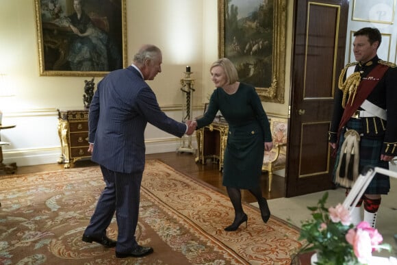 Le roi Charles III d'Angleterre reçoit la première ministre du Royaume Uni en audience au palais de Buckingham à Londres le 12 octobre 2022. 
