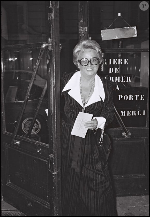 En effet, la célèbre actrice, principalement connue pour ses nombreux rôles au théâtre, est décédée le 12 mai 1992 des suites d'une hémorragie interne. 
Archives - Jacqueline Maillan arrive au théatre des Bouffes Parisiens pour assister à la pièce "Monsieur Amilcar".