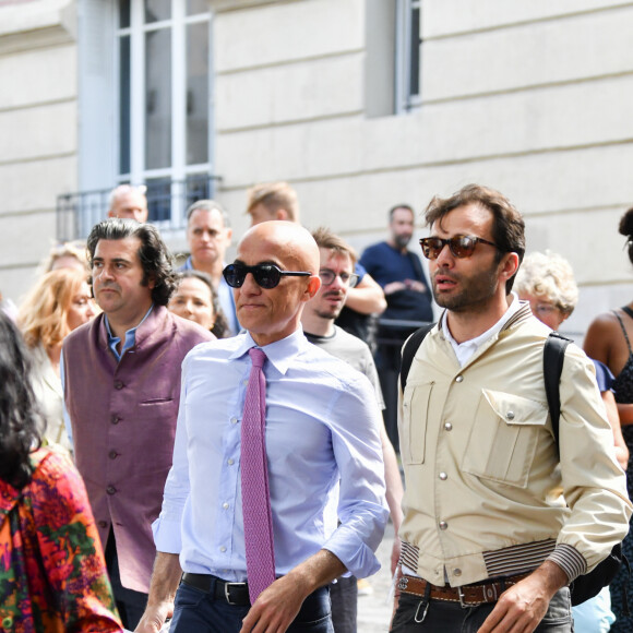 Exclusif - Prix Spécial - No Web - Hubert Blanc-Francard (Bomb Bass) - Après l'hommage à Philippe Cerboneschi (Zdar), le cortège de la famille et des proches se dirige à pied de la place Marcel Aymé vers le Cimetière de Montmartre à Paris le 2 juillet 2019. Philippe Zdar était un être merveilleux, un génie absolu qui a inspiré tant d'artistes, en trois décennies. Il a révolutionné l'industrie musicale française et internationale. Il s'est singularisé par son intuition et son attention aux autres, toutes les personnes qui ont eu la chance de croiser sa route gardent un souvenir fabuleux d'une personne hors du commun. Merci de flouter le visage des enfants à la parution  No Web en Suisse / Belgique 