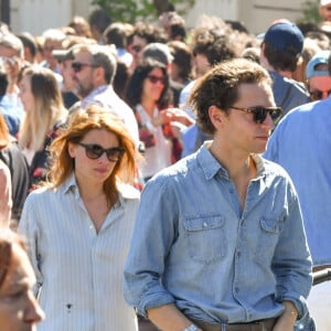 Exclusif - Prix Spécial - No Web - Le chanteur Raphaël et sa compagne Mélanie Thierry - Après l'hommage à Philippe Cerboneschi (Zdar), le cortège de la famille et des proches se dirige à pied de la place Marcel Aymé vers le Cimetière de Montmartre à Paris le 2 juillet 2019. Philippe Zdar était un être merveilleux, un génie absolu qui a inspiré tant d'artistes, en trois décennies. Il a révolutionné l'industrie musicale française et internationale. Il s'est singularisé par son intuition et son attention aux autres, toutes les personnes qui ont eu la chance de croiser sa route gardent un souvenir fabuleux d'une personne hors du commun. Merci de flouter le visage des enfants à la parution  No Web en Suisse / Belgique 