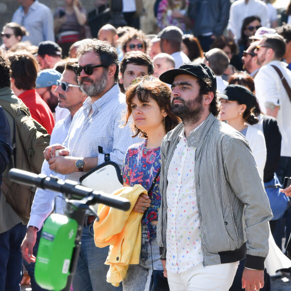 Exclusif - Prix Spécial - No Web - Grégory Montel - Après l'hommage à Philippe Cerboneschi (Zdar), le cortège de la famille et des proches se dirige à pied de la place Marcel Aymé vers le Cimetière de Montmartre à Paris le 2 juillet 2019. Philippe Zdar était un être merveilleux, un génie absolu qui a inspiré tant d'artistes, en trois décennies. Il a révolutionné l'industrie musicale française et internationale. Il s'est singularisé par son intuition et son attention aux autres, toutes les personnes qui ont eu la chance de croiser sa route gardent un souvenir fabuleux d'une personne hors du commun. Merci de flouter le visage des enfants à la parution  No Web en Suisse / Belgique 