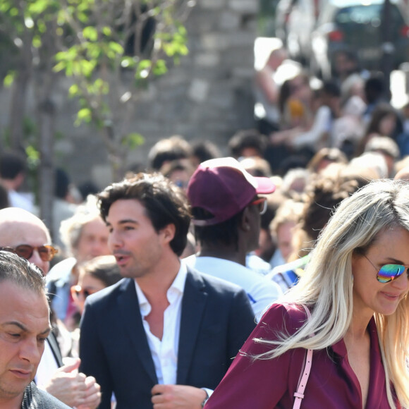 Exclusif - Prix Spécial - No Web - Laeticia Hallyday - Après l'hommage à Philippe Cerboneschi (Zdar), le cortège de la famille et des proches se dirige à pied de la place Marcel Aymé vers le Cimetière de Montmartre à Paris le 2 juillet 2019. Philippe Zdar était un être merveilleux, un génie absolu qui a inspiré tant d'artistes, en trois décennies. Il a révolutionné l'industrie musicale française et internationale. Il s'est singularisé par son intuition et son attention aux autres, toutes les personnes qui ont eu la chance de croiser sa route gardent un souvenir fabuleux d'une personne hors du commun. Merci de flouter le visage des enfants à la parution  No Web en Suisse / Belgique 