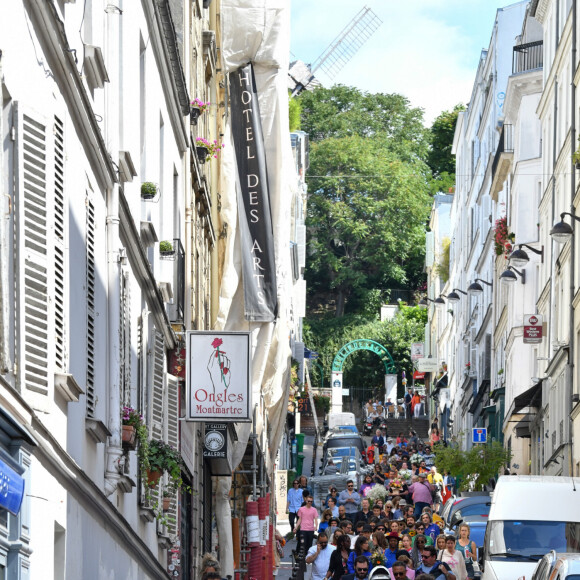 Exclusif - Prix Spécial - No Web - Illustration - Après l'hommage à Philippe Cerboneschi (Zdar), le cortège de la famille et des proches se dirige à pied de la place Marcel Aymé vers le Cimetière de Montmartre à Paris le 2 juillet 2019. Philippe Zdar était un être merveilleux, un génie absolu qui a inspiré tant d'artistes, en trois décennies. Il a révolutionné l'industrie musicale française et internationale. Il s'est singularisé par son intuition et son attention aux autres, toutes les personnes qui ont eu la chance de croiser sa route gardent un souvenir fabuleux d'une personne hors du commun. Merci de flouter le visage des enfants à la parution  No Web en Suisse / Belgique 