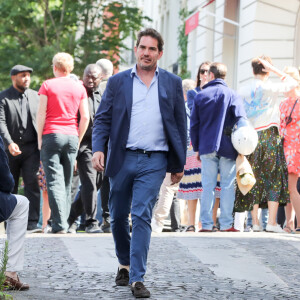 Exclusif - Prix Spécial - No Web - Sébastien Farran - Après l'hommage à Philippe Cerboneschi (Zdar), le cortège de la famille et des proches se dirige à pied de la place Marcel Aymé vers le Cimetière de Montmartre à Paris le 2 juillet 2019. Philippe Zdar était un être merveilleux, un génie absolu qui a inspiré tant d'artistes, en trois décennies. Il a révolutionné l'industrie musicale française et internationale. Il s'est singularisé par son intuition et son attention aux autres, toutes les personnes qui ont eu la chance de croiser sa route gardent un souvenir fabuleux d'une personne hors du commun. Merci de flouter le visage des enfants à la parution  No Web en Suisse / Belgique 