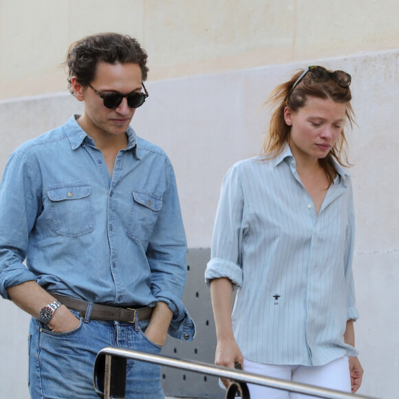 Exclusif - Prix Spécial - No Web - Le chanteur Raphaël et sa compagne Mélanie Thierry - Après l'hommage à Philippe Cerboneschi (Zdar), le cortège de la famille et des proches se dirige à pied de la place Marcel Aymé vers le Cimetière de Montmartre à Paris le 2 juillet 2019. Philippe Zdar était un être merveilleux, un génie absolu qui a inspiré tant d'artistes, en trois décennies. Il a révolutionné l'industrie musicale française et internationale. Il s'est singularisé par son intuition et son attention aux autres, toutes les personnes qui ont eu la chance de croiser sa route gardent un souvenir fabuleux d'une personne hors du commun. Merci de flouter le visage des enfants à la parution  No Web en Suisse / Belgique 