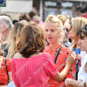 Exclusif - Prix Spécial - No Web - Aure Atika , Dyane de Serigny - Hommage en musique à Philippe Cerboneschi (Zdar) Place Marcel Aymé dans le 18ème arrondissement à Paris le 2 juillet 2019. Philippe Zdar était un être merveilleux, un génie absolu qui a inspiré tant d'artistes, en trois décennies. Il a révolutionné l'industrie musicale française et internationale. Il s'est singularisé par son intuition et son attention aux autres, toutes les personnes qui ont eu la chance de croiser sa route gardent un souvenir fabuleux d'une personne hors du commun. Merci de flouter le visage des enfants à la publication  No Web en Suisse / Belgique 