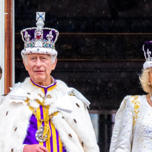 Ralph Tollemache, le roi Charles III d'Angleterre et Camilla Parker Bowles, reine consort d'Angleterre - La famille royale britannique salue la foule sur le balcon du palais de Buckingham lors de la cérémonie de couronnement du roi d'Angleterre à Londres le 5 mai 2023.