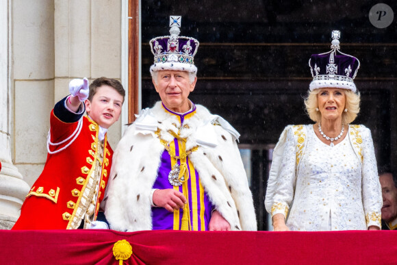Ralph Tollemache, le roi Charles III d'Angleterre et Camilla Parker Bowles, reine consort d'Angleterre - La famille royale britannique salue la foule sur le balcon du palais de Buckingham lors de la cérémonie de couronnement du roi d'Angleterre à Londres le 5 mai 2023.