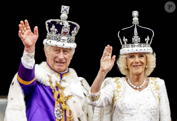 Depuis la mort de la reine Elizabeth II, son fils Charles est devenu roi d'Angleterre. Le 6 mai 2023, le roi Charles III a été couronné officiellement
 
Le roi Charles III d'Angleterre et Camilla Parker Bowles, reine consort d'Angleterre - La famille royale britannique salue la foule sur le balcon du palais de Buckingham lors de la cérémonie de couronnement du roi d'Angleterre à Londres le 5 mai 2023.