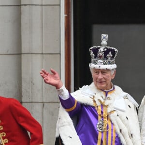 La famille royale britannique salue la foule sur le balcon du palais de Buckingham lors de la cérémonie de couronnement du roi d'Angleterre à Londres Le roi Charles III d'Angleterre et Camilla Parker Bowles, reine consort d'Angleterre - La famille royale britannique salue la foule sur le balcon du palais de Buckingham lors de la cérémonie de couronnement du roi d'Angleterre à Londres le 5 mai 2023.