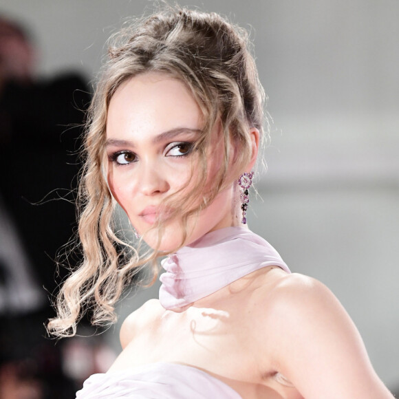 Il semblerait que Lily-Rose Depp soit à nouveau en couple.
Lily-Rose Depp - Tapis rouge du film "The King" lors du 76ème festival international du film de Venise, la Mostra.