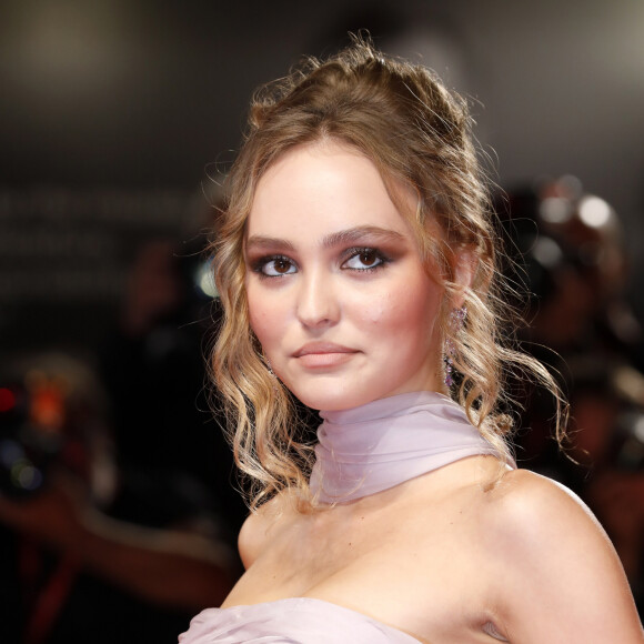 Sur son compte Instagram, la jeune femme a posté une photo d'elle embrassant langoureusement une autre personne.
Lily-Rose Depp - Tapis rouge du film "The King" lors du 76ème festival international du film de Venise, la Mostra, le 2 septembre 2019. © Future-Image via ZUMA Press/Bestimage