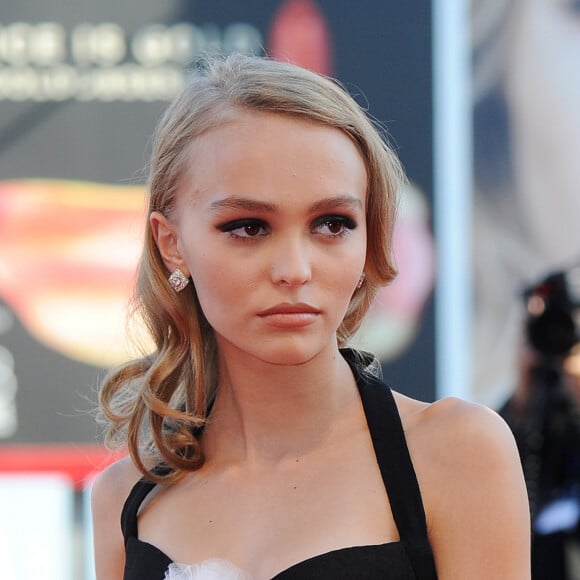 "Voilà mon crush depuis 4 mois", écrit la mannequin en légende.
Lily-Rose Depp - Tapis rouge du film "Planetarium" lors du 73ème Festival du Film de Venise, la Mostra. Le 8 septembre 2016