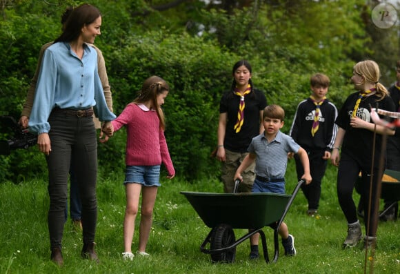 Le prince William, prince de Galles, et Catherine (Kate) Middleton, princesse de Galles, et leurs enfants, participent à la journée du bénévolat "Big Help Out" à Slough