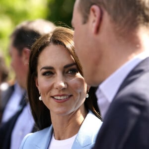 On découvre les coulisses du couronnement
Le prince William, prince de Galles, et Catherine (Kate) Middleton, princesse de Galles, à la rencontre du public du concert du couronnement près du château de Windsor - Le prince de Galles, et la princesse de Galles, à la rencontre du public du concert du couronnement près du château de Windsor, le 7 mai 2023. Au lendemain du sacre du roi d'Angleterre et de la reine consort, L.Richie, K.Perry et le groupe Take That, sans R.Williams, Andrea Bocelli seront quelques un des artistes à se produire sur scène pour fêter l'événement.  The Prince and Princess of Wales during a walkabout meeting members of the public on the Long Walk near Windsor Castle, Berkshire, where the Coronation Concert to celebrate the coronation of King Charles III and Queen Camilla is being held. Picture date: Sunday May 7, 2023.