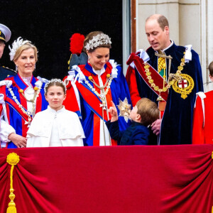 Le prince Edward, duc d'Edimbourg, James Mountbatten-Windsor, Comte de Wessex, Lady Louise Windsor, Vice Admiral Sir Tim Laurence, Sophie, duchesse d'Edimbourg, la princesse Charlotte de Galles, le prince Louis de Galles, le prince William, prince de Galles, et Catherine (Kate) Middleton, princesse de Galles et le prince George de Galles - La famille royale britannique salue la foule sur le balcon du palais de Buckingham lors de la cérémonie de couronnement du roi d'Angleterre à Londres le 5 mai 2023. 