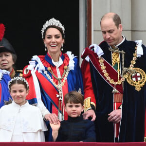 Le prince et la princesse de Galles ont partagé une vidéo
La famille royale britannique salue la foule sur le balcon du palais de Buckingham à Londres