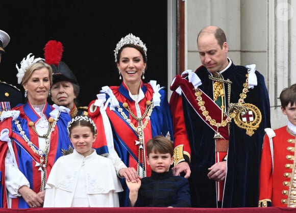 Le prince et la princesse de Galles ont partagé une vidéo
La famille royale britannique salue la foule sur le balcon du palais de Buckingham à Londres