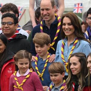 Le couple semble très uni sur les images
Le prince William, prince de Galles, et Catherine (Kate) Middleton, princesse de Galles, Le prince George de Galles, La princesse Charlotte de Galles, Le prince Louis de Galles - Le prince et la princesse de Galles, accompagnés de leurs enfants, participent à la journée du bénévolat "Big Help Out" à Slough, le 8 mai 2023. Cet événement, invitant les Britanniques à effectuer des actions caritatives, marque le point final des festivités du couronnement du roi d'Angleterre et de la reine consort, célébré le 6 mai 2023 à l'abbaye de Westminster à Londres. 