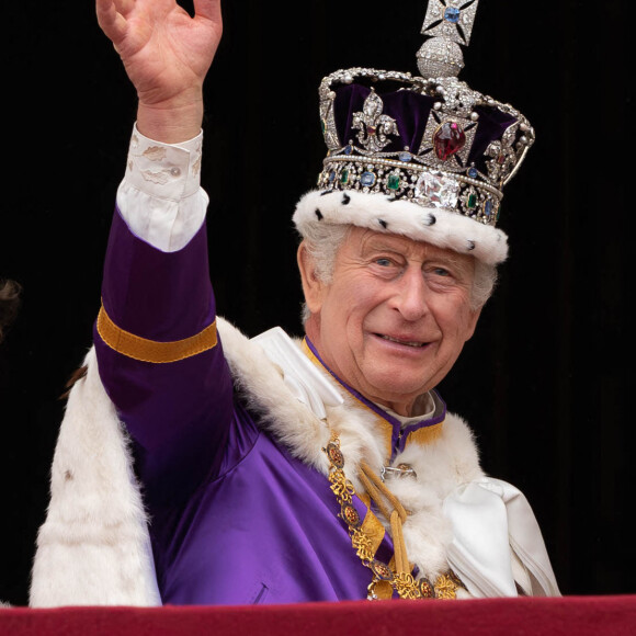 Charles III a été couronné le 6 mai 2023
Le roi Charles III d'Angleterre - La famille royale britannique salue la foule sur le balcon du palais de Buckingham lors de la cérémonie de couronnement du roi d'Angleterre à Londres.