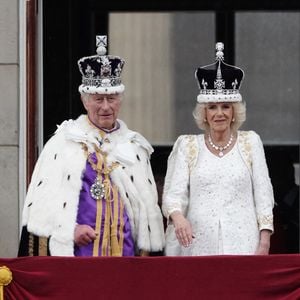 D'après les informations du Daily Mail, Charles III ne serait pas du tout enthousiaste à l'idée d'assister au Royal Ascot, une prestigieuse course hippique en Angleterre

La famille royale britannique salue la foule sur le balcon du palais de Buckingham lors de la cérémonie de couronnement du roi d'Angleterre à Londres Le roi Charles III d'Angleterre et Camilla Parker Bowles, reine consort d'Angleterre - La famille royale britannique salue la foule sur le balcon du palais de Buckingham lors de la cérémonie de couronnement du roi d'Angleterre à Londres le 5 mai 2023.