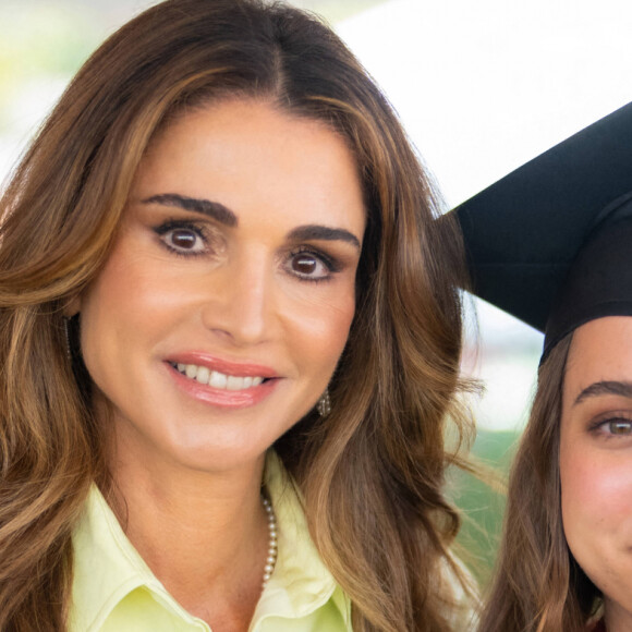 Salma a décroché son diplôme
La princesse Lalla Salma de Jordanie reçoit son diplome de l'Université de Caroline du Sud (USC), sous le regard ému de ses parents le roi Abdallah II de Jordanie et la reine Rania de Jordanie. Los Angeles
