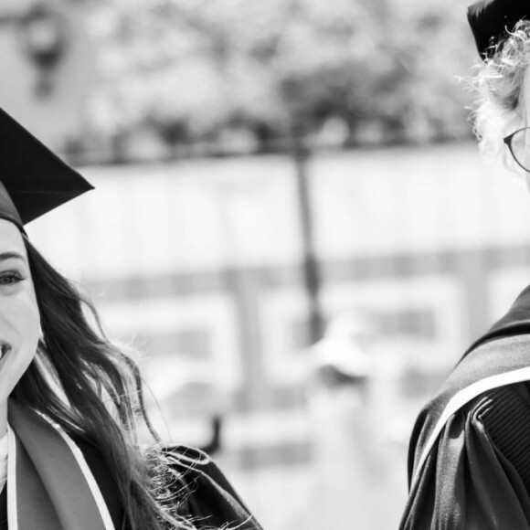 La princesse Lalla Salma de Jordanie reçoit son diplome de l'Université de Caroline du Sud (USC), sous le regard ému de ses parents le roi Abdallah II de Jordanie et la reine Rania de Jordanie. Los Angeles, le 12 mai 2023. 