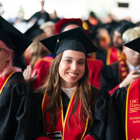 La princesse Lalla Salma de Jordanie reçoit son diplome de l'Université de Caroline du Sud (USC), sous le regard ému de ses parents le roi Abdallah II de Jordanie et la reine Rania de Jordanie. Los Angeles, le 12 mai 2023. 
