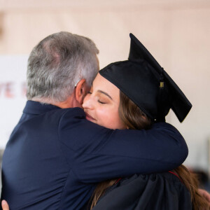 La princesse Lalla Salma de Jordanie reçoit son diplome de l'Université de Caroline du Sud (USC), sous le regard ému de ses parents le roi Abdallah II de Jordanie et la reine Rania de Jordanie. Los Angeles, le 12 mai 2023. 