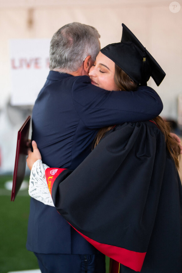 La princesse Lalla Salma de Jordanie reçoit son diplome de l'Université de Caroline du Sud (USC), sous le regard ému de ses parents le roi Abdallah II de Jordanie et la reine Rania de Jordanie. Los Angeles, le 12 mai 2023. 