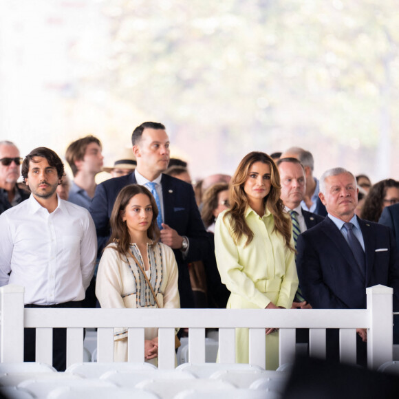 La princesse Lalla Salma de Jordanie reçoit son diplome de l'Université de Caroline du Sud (USC), sous le regard ému de ses parents le roi Abdallah II de Jordanie et la reine Rania de Jordanie. Los Angeles, le 12 mai 2023. 