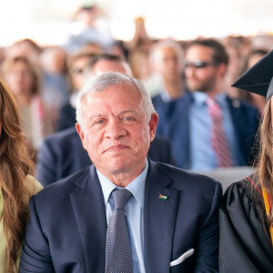 La princesse Lalla Salma de Jordanie reçoit son diplome de l'Université de Caroline du Sud (USC), sous le regard ému de ses parents le roi Abdallah II de Jordanie et la reine Rania de Jordanie. Los Angeles, le 12 mai 2023. 