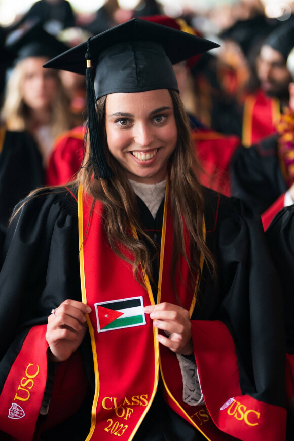Plusieurs clichés ont été partagés
La princesse Lalla Salma de Jordanie reçoit son diplome de l'Université de Caroline du Sud (USC), sous le regard ému de ses parents le roi Abdallah II de Jordanie et la reine Rania de Jordanie. Los Angeles, le 12 mai 2023. 