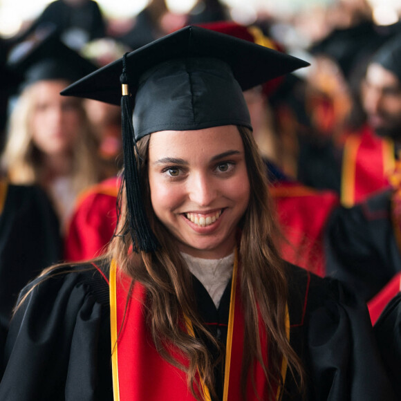 Plusieurs clichés ont été partagés
La princesse Lalla Salma de Jordanie reçoit son diplome de l'Université de Caroline du Sud (USC), sous le regard ému de ses parents le roi Abdallah II de Jordanie et la reine Rania de Jordanie. Los Angeles, le 12 mai 2023. 