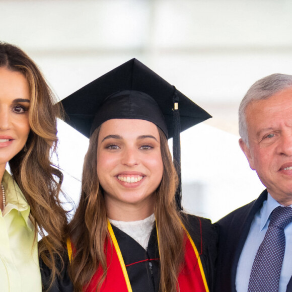La princesse Lalla Salma de Jordanie reçoit son diplome de l'Université de Caroline du Sud (USC), sous le regard ému de ses parents le roi Abdallah II de Jordanie et la reine Rania de Jordanie. Los Angeles, le 12 mai 2023. 