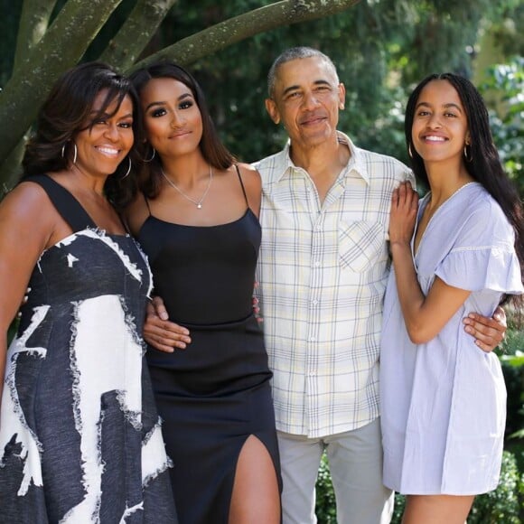 Les parents étaient très fiers de leurs filles respectives
Michelle et Barack Obama avec leurs filles Malia et Sasha sur Instagram.