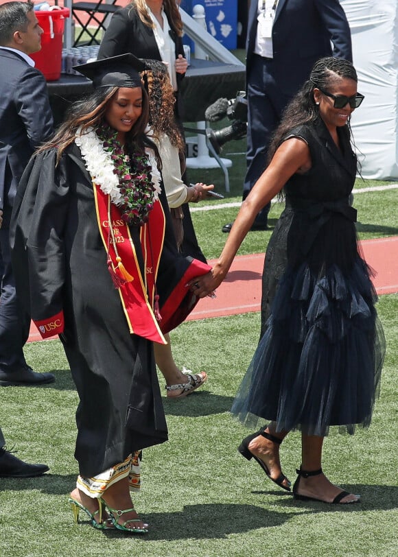 Elle était non loin de Salma de Jordanie
Sasha Obama reçoit son diplome de sociologie de l'Université de Caroline du Sud (USC), sous le regard ému de ses parents Barack et Michelle Obama et de sa soeur Malia. Los Angeles, le 12 mai 2023. 