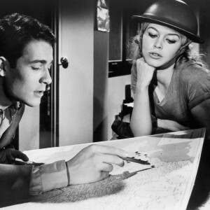 Jacques Charrier, Brigitte Bardot, dans le film ''Babette s'en va-t-en guerre'', en 1959. © Jt Vintage/Glasshouse/Zuma Press/Bestimage