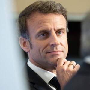 Le président de la République française Emmanuel Macron dans les bureaux de la Communauté Urbaine de Dunkerque, la ville choisie par la société taïwanaise ProLogium pour construire une gigausine de batteries le 12 mai 2023. © Jacques Witt / Pool / Bestimage 