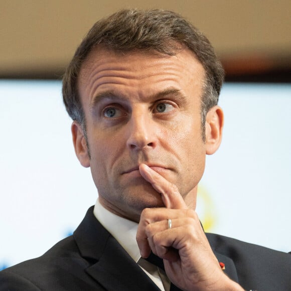 Mais apparemment, il déteste autant Emmanuel Macron qu'Alexis Michalik ! 
Le président de la République française Emmanuel Macron dans les bureaux de la Communauté Urbaine de Dunkerque, la ville choisie par la société taïwanaise ProLogium pour construire une gigausine de batteries le 12 mai 2023. © Jacques Witt / Pool / Bestimage 