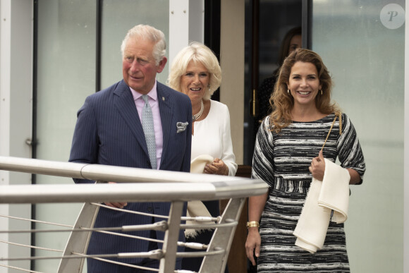 Le prince Charles, prince de Galles, et Camilla Parker Bowles, duchesse de Cornouailles sont accompagnés par la princesse Haya bint al-Hussein de Jordanie lors de la visite du "Maiden" Yacht, récemment rénové. En 1990, la Princesse Haya avait facilité la rénovation du yacht après que son père, le Roi Hussein de Jordanie ait parrainé un voyage. La princesse va désormais soutenir la tour du monde, prévu sur trois ans, qui utilisera le navire emblématique comme véhicule de collecte de fonds pour la Fondation Maiden Factor et leurs associations caritatives partenaires et pour promouvoir l'éducation des filles à travers le monde. Le 5 septembre 2018.