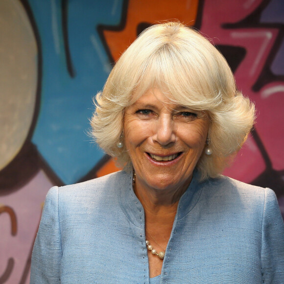Son sens de l'humour est aussi ce qui le séduit totalement.
Camilla Parker Bowles, duchesse de Cornouailles, en visite à la YMCA à Llandovery. Le 8 juillet 2015