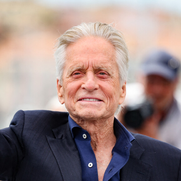 Et les a remerciées de leur "soutien" dans un discours touchant. 
Michael Douglas assiste à un photocall pour la Palme d'Or honorifique du 76ème festival annuel du film de Cannes au Palais des Festivals à Cannes, France, le 16 mai 2023. © Jacovides-Moreau/Bestimage 