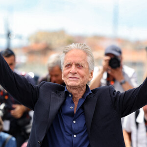 Michael Douglas est venu de nombreuses fois à Cannes en 55 ans de carrière. 
Michael Douglas assiste à un photocall pour la Palme d'Or honorifique du 76ème festival annuel du film de Cannes au Palais des Festivals à Cannes, France, le 16 mai 2023. © Jacovides-Moreau/Bestimage 