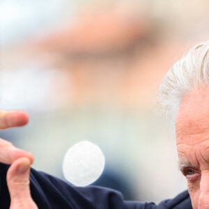 Michael Douglas assiste à un photocall pour la Palme d'Or honorifique du 76ème festival annuel du film de Cannes au Palais des Festivals à Cannes, France, le 16 mai 2023. © Jacovides-Moreau/Bestimage 