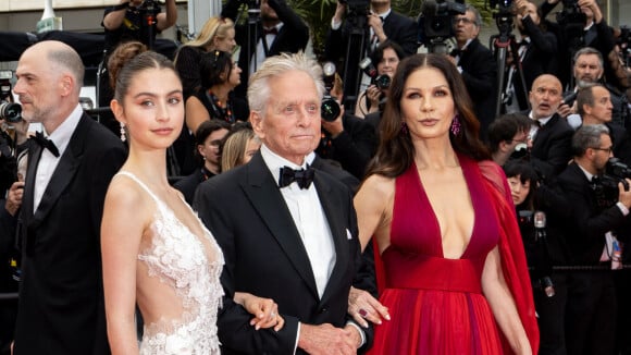 Michael Douglas honoré à Cannes : ultra-sexy, sa femme Catherine Zeta-Jones affiche un immense décolleté devant leur fille