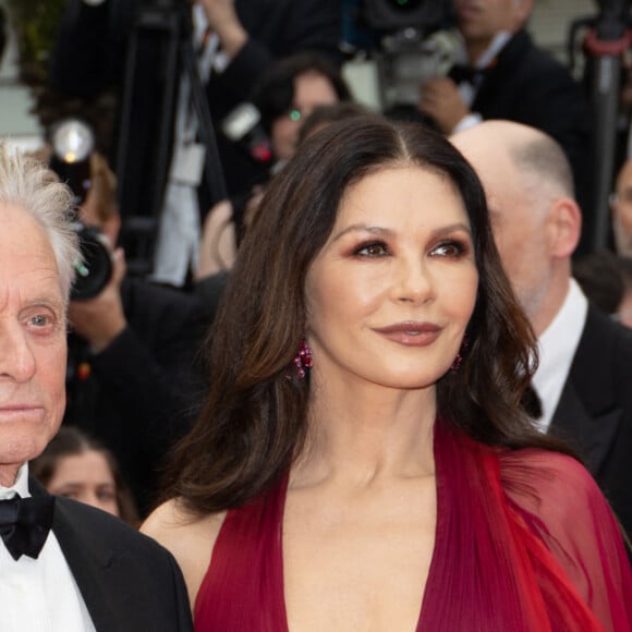 Michael Douglas, sa femme Catherine Zeta-Jones et leur fille Carys - Montée des marches du film " Jeanne du Barry " pour la cérémonie d'ouverture du 76ème Festival International du Film de Cannes, au Palais des Festivals à Cannes. Le 16 mai 2023 © Jacovides-Moreau / Bestimage 
