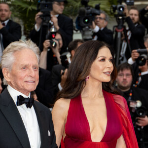 Et Catherine Zeta Jones était très sexy dans sa robe rouge. 
Michael Douglas, sa femme Catherine Zeta-Jones et leur fille Carys - Montée des marches du film " Jeanne du Barry " pour la cérémonie d'ouverture du 76ème Festival International du Film de Cannes, au Palais des Festivals à Cannes. Le 16 mai 2023 © Jacovides-Moreau / Bestimage 