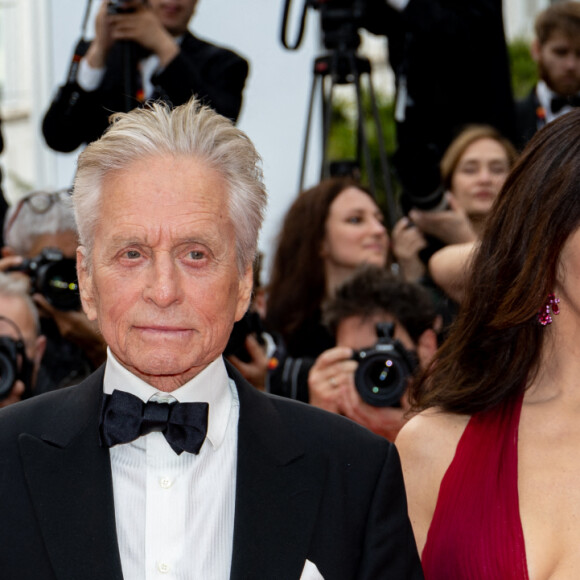 Michael Douglas, sa femme Catherine Zeta-Jones et leur fille Carys - Montée des marches du film " Jeanne du Barry " pour la cérémonie d'ouverture du 76ème Festival International du Film de Cannes, au Palais des Festivals à Cannes. Le 16 mai 2023 © Jacovides-Moreau / Bestimage 